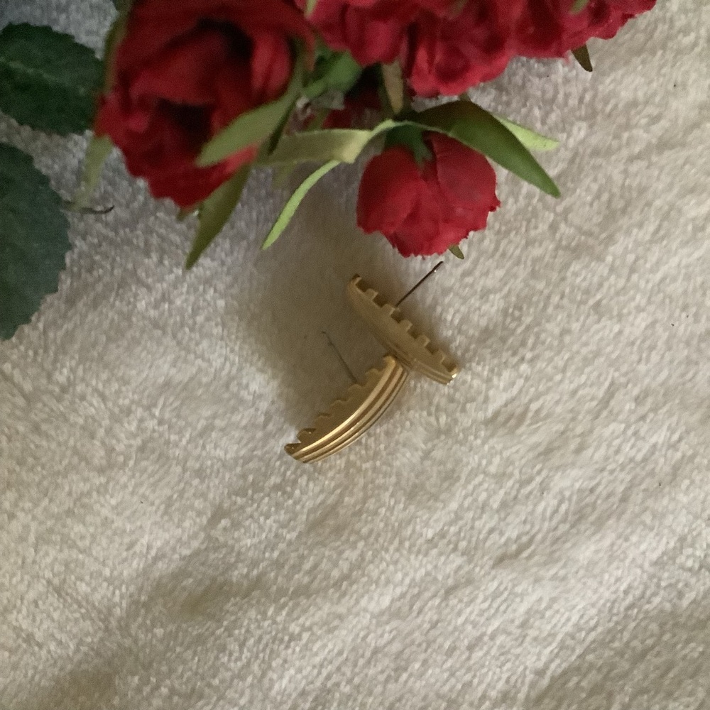 Vnt. Avon Pierced Gold Earrings - Picture 4 of 6